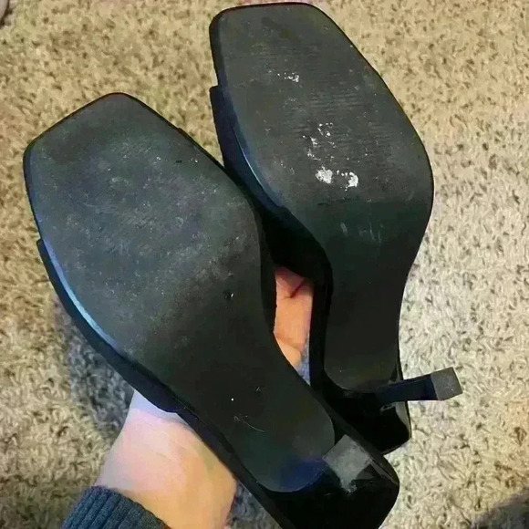 12THOMPSON Square Pumps  - Picture 5 of 6